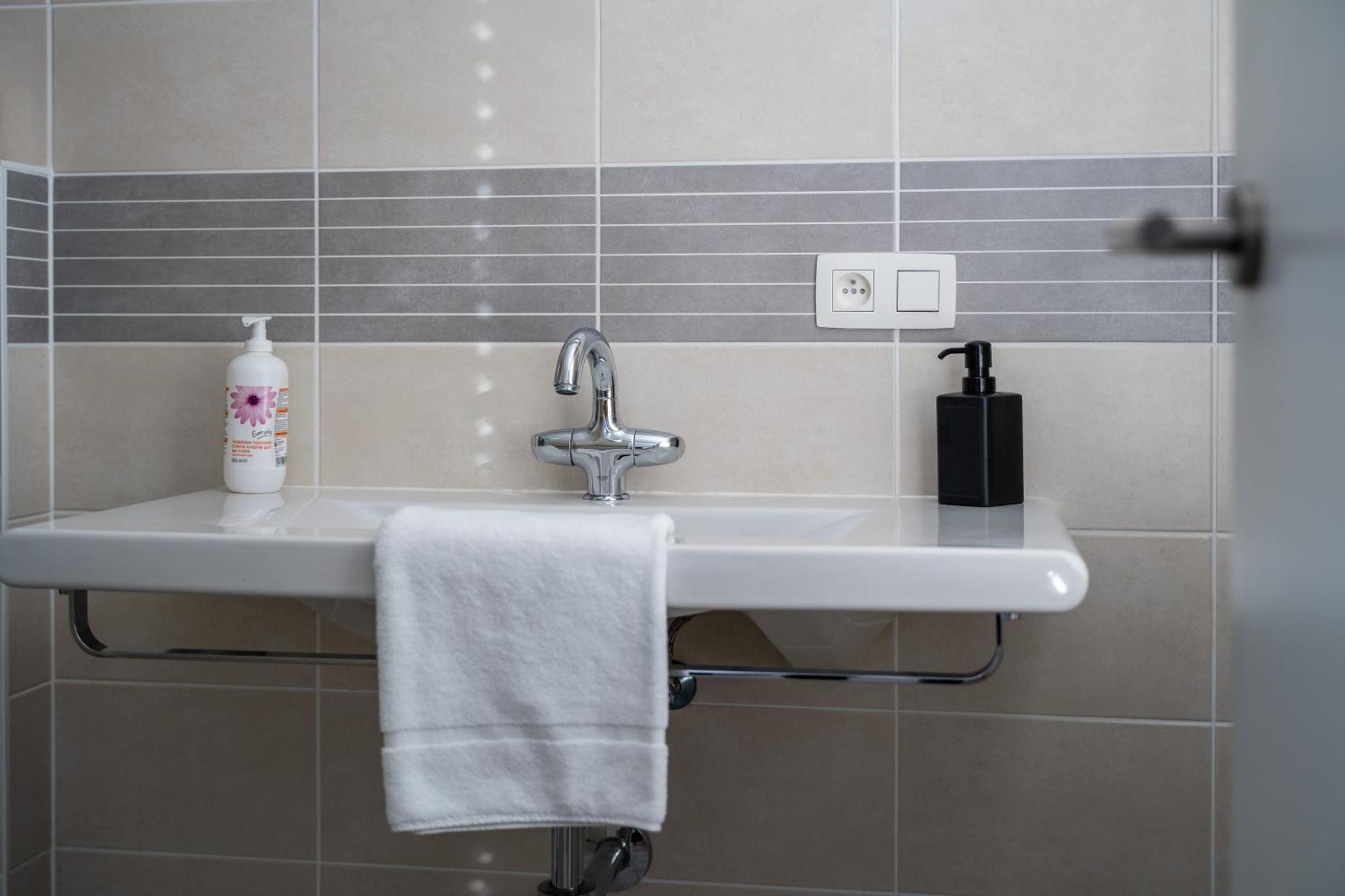 General Sixty-Seven By Romy&Travis Hotel Brugge Bagian luar foto