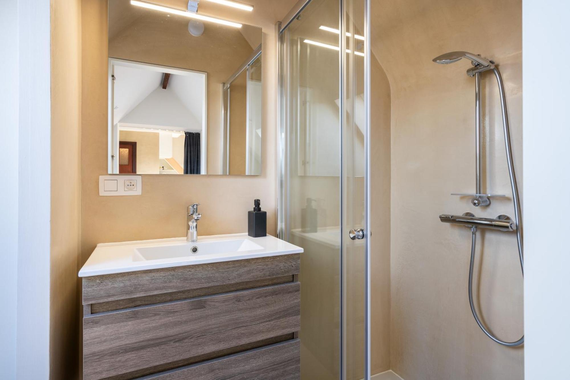 General Sixty-Seven By Romy&Travis Hotel Brugge Bagian luar foto